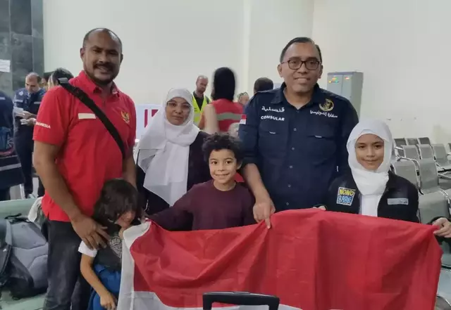 Satu keluarga Indonesia melarikan diri dari Gaza, satu lagi masih terjebak
