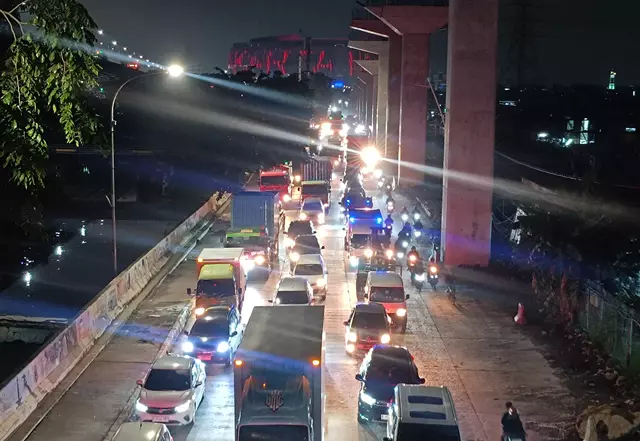 North Jakarta Traffic Nightmare Turns 5km Trip Into 5-Hour Crawl