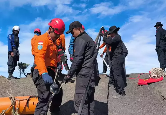 Helicopters Sent to Rescue Brazilian Hiker Who Fell on Mt. Rinjani