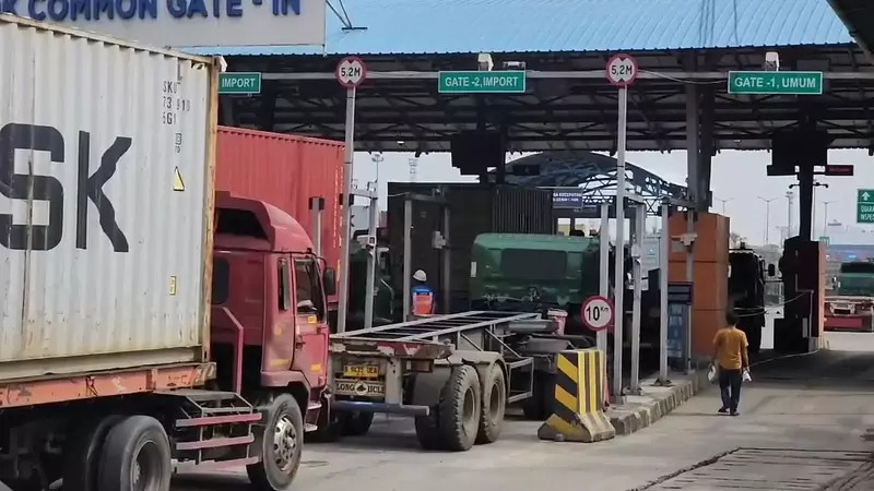 Severe Two-Day Traffic Jam at Tanjung Priok Port Causes Rp 120 Billion Losses for Truck Operators