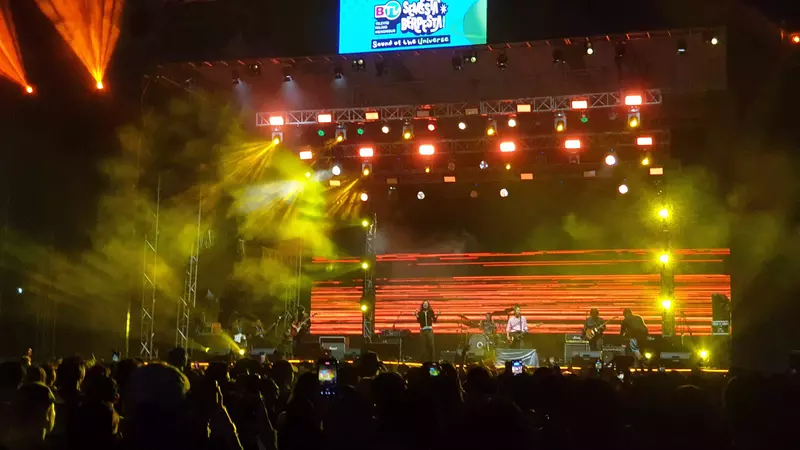 Hard Rain, Harder Rock: The SIGIT Ignites Semesta Berpesta in Soaked Bandung Night