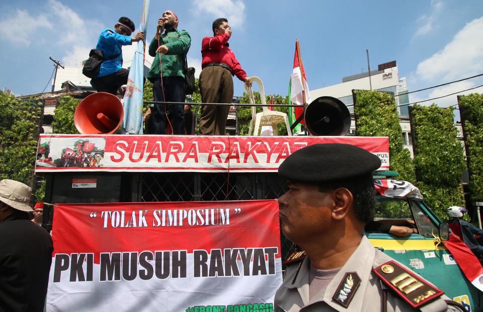 'Front Pancasila' activists protest against a national symposium on the 1965-66 massacre held in Jakarta on Monday (18/04). (Antara Photo/Rivan Awal Lingga)