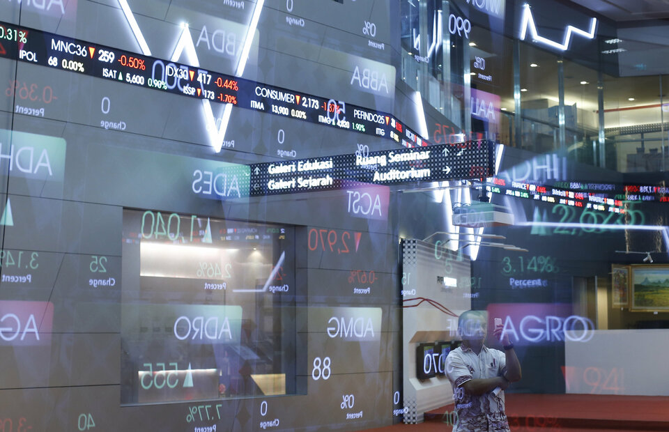 Shares of independent power producer Megapower Makmur soared during its market debut on the Indonesia Stock Exchange (IDX) on Wednesday (05/07). (Reuters Photo/Beawiharta)
