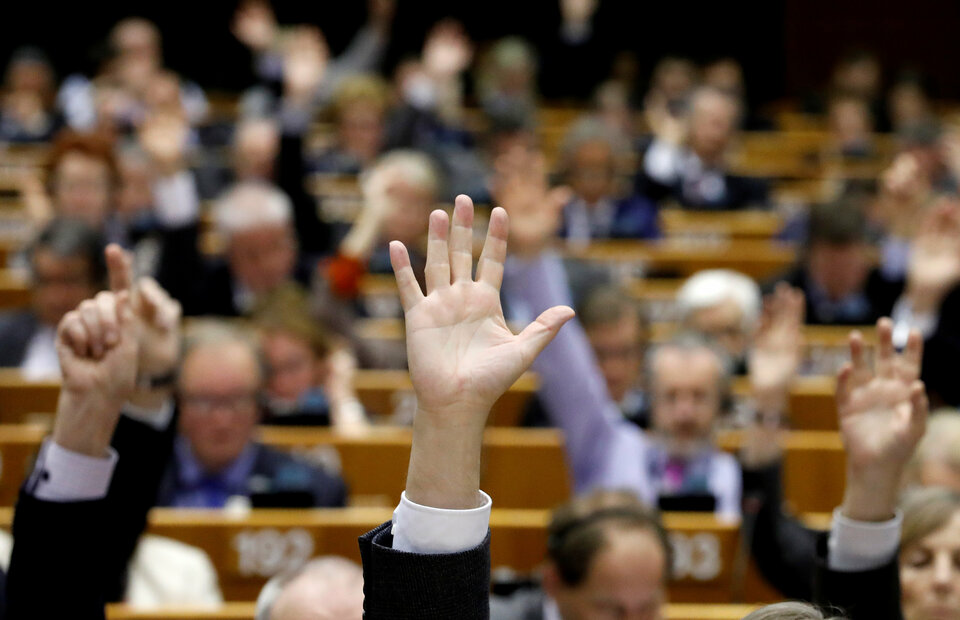 United States citizens should be denied visa-free access to the European Union before summer because Washington does not allow some EU nationals to enter there without visa, EU lawmakers said in a vote on Thursday (02/03). (Reuters Photo/Yves Herman)