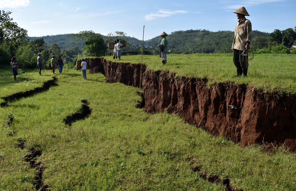 Local farmers inspect collapsed ground in Sumowono near Semarang in Central Java on Thursday (02/03). (Antara Photo/Aditya Pradana Putra)