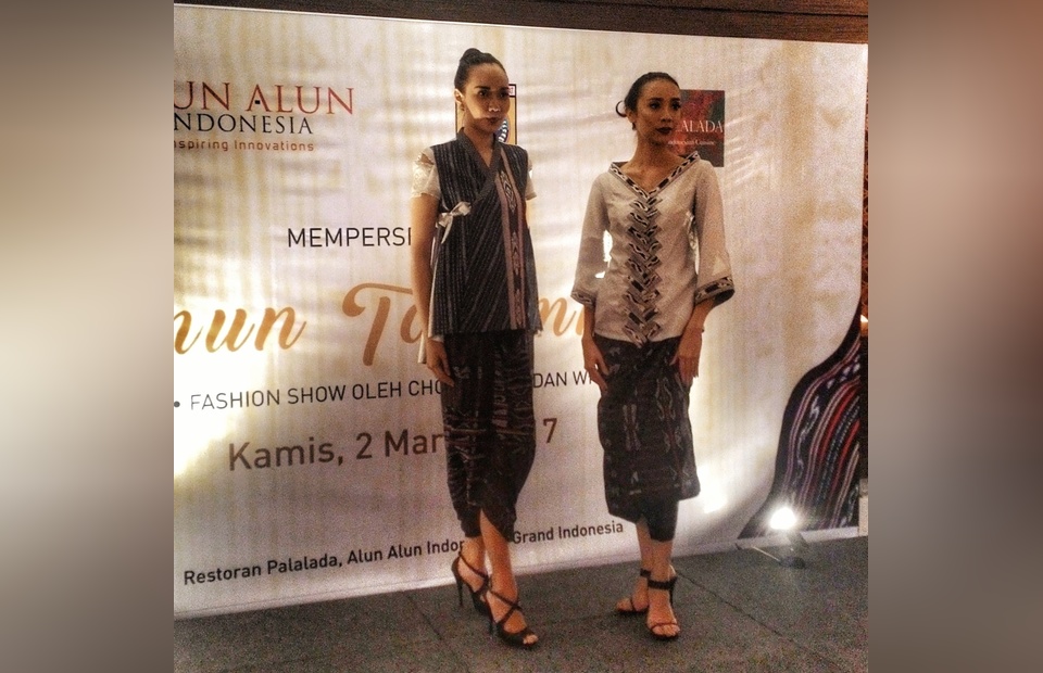 Wignyo Rahadi's modern and chic Tenun Tanimbar collection is shown at AlunAlun Grand Indonesia in Jakarta on Thursday (02/03). (JG Photo/Sylviana Hamdani)