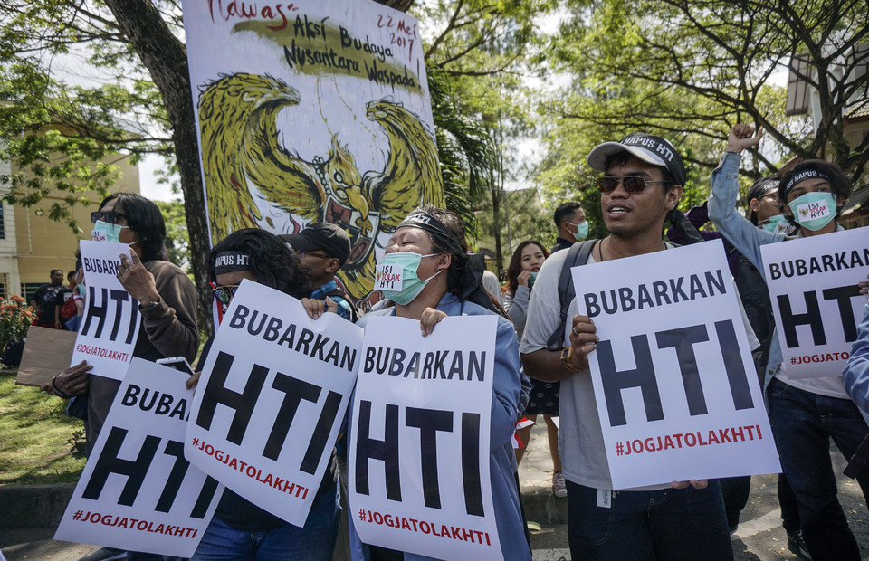 Students in Yogyakarta stage rally against hardline Islamist group Hizbut Tahrir Indonesia (HTI). (Antara Photo/Hendra Nurdiyansyah)
