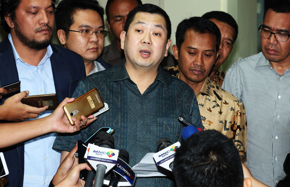 File photo: Media tycoon Hary Tanoesoedibjo, center, speaks to reporters at the National Police headquarters in South Jakarta on June 17, 2017. (Antara photo)