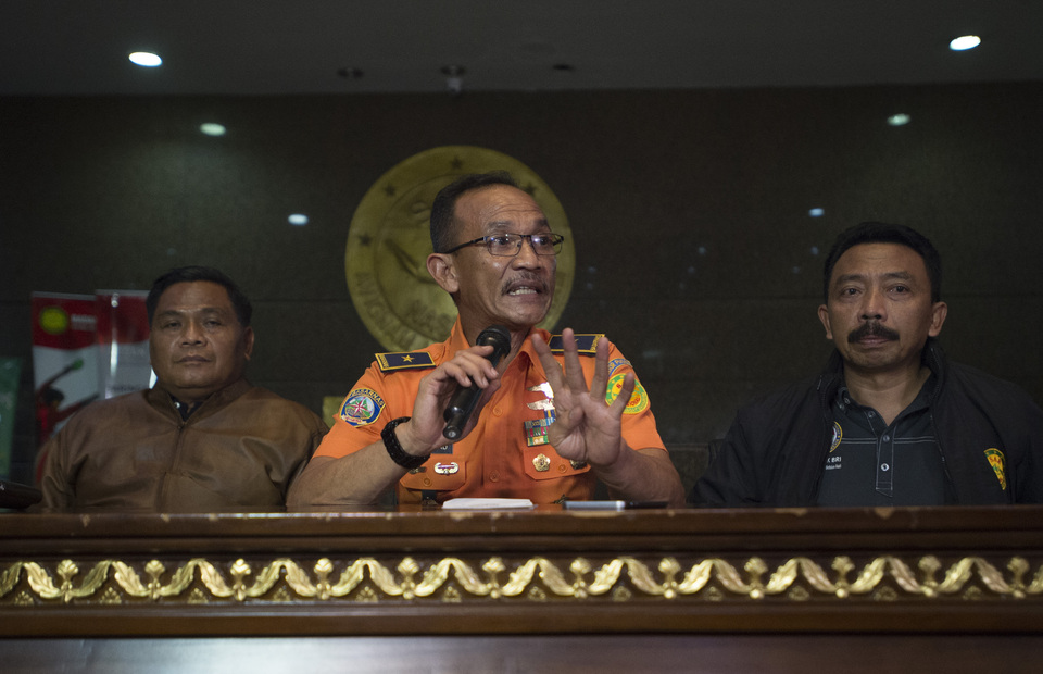 Basarnas' director of infrastructure and facilities First Marshal (airforce) Wahyu Adjaja, center, the agency's head of data and information division Insp. Brig. Gen. Latif Ainul Yakin, left, were attending a press conference to explain about the agency's helicopter crash in Central Java. (Antara Photo/Rosa Panggabean)