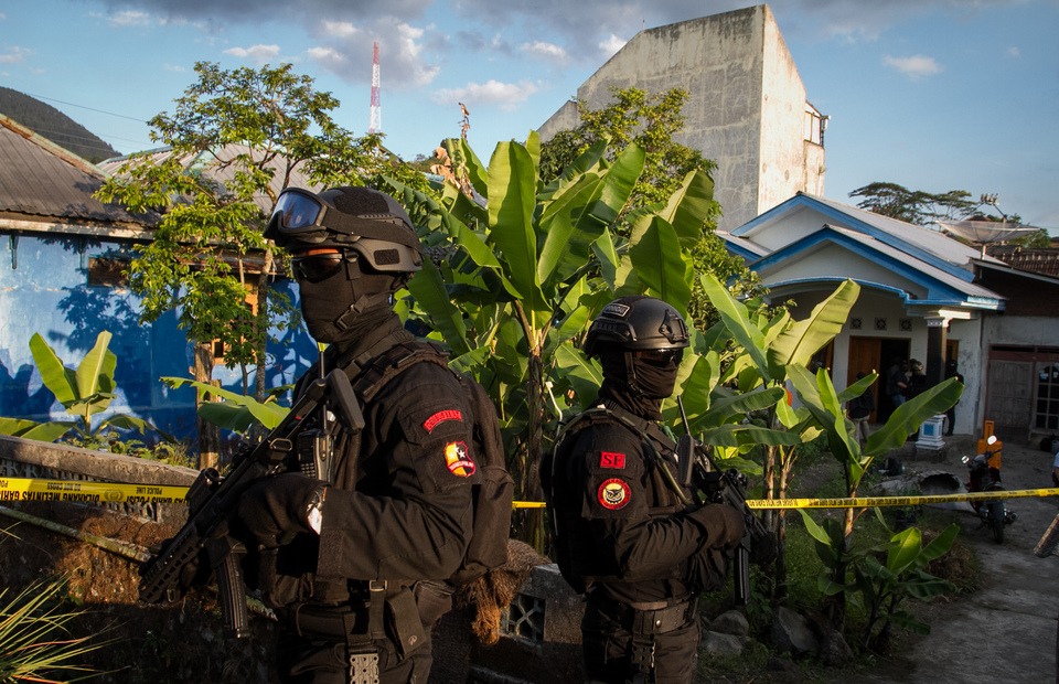 Members of counterterrorism squad Detachment 88 stand guard in Karanganyar, Central Java. (Antara Photo/Mohammad Ayudha)