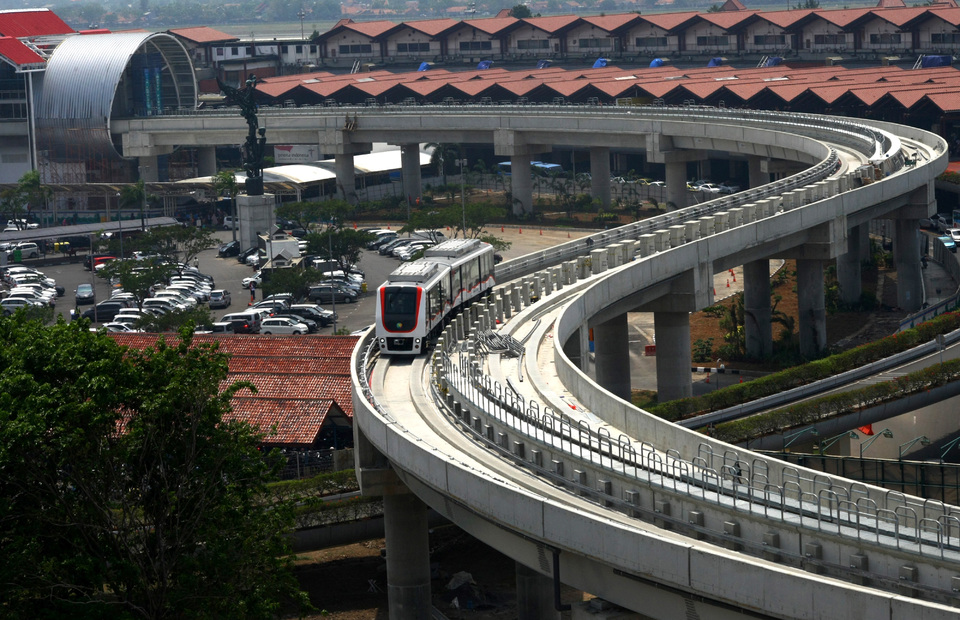 The sky train at Soekarno-Hatta International Airport operates 20 hours a day, from 4 a.m. to midnight. (Antara Photo/Muhammad Iqbal)