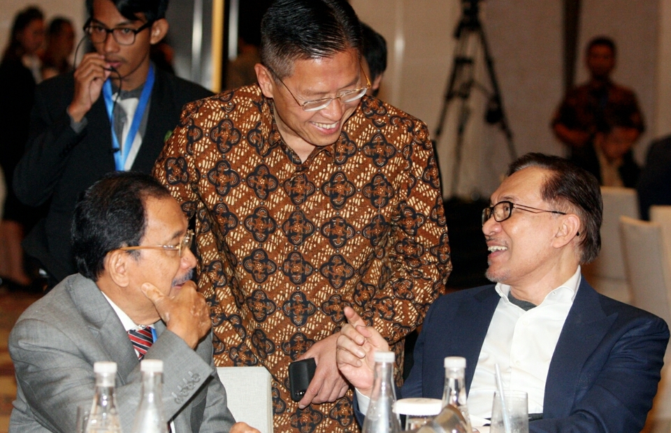 Tanri Abeng, left, co-founder of the Executive Center for Global Learning (ECGL), speaking with top Malaysian politician Anwar Ibrahim, right, and Lippo Group Chief Executive Officer James Riady in Jakarta on April 7, 2018. (Mohammad Defrizal)