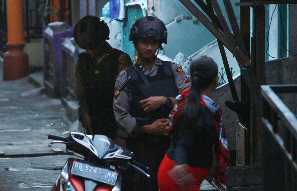 Police bomb squad Gegana searches for explosives in a house in Sibolga, North Sumatra, in March. (Antara Photo/Damai Mendrofa)