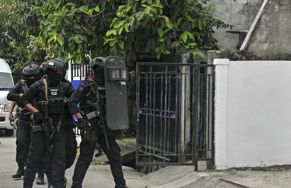 File photo: In this May 9, 2019 photo, Detachment 88 members raided the house of a terror suspect in Bekasi, West Java. (Antara Photo/Ariesanto)