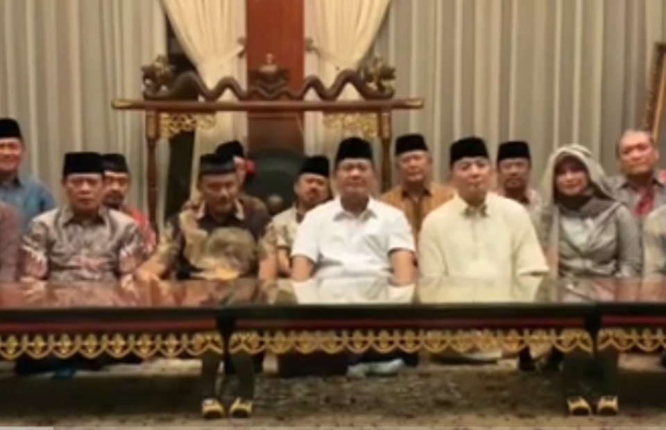 Presidential candidate Prabowo Subianto, middle, with members of his campaign team in the video. (Photo courtesy of YouTube/BeritaSatu)