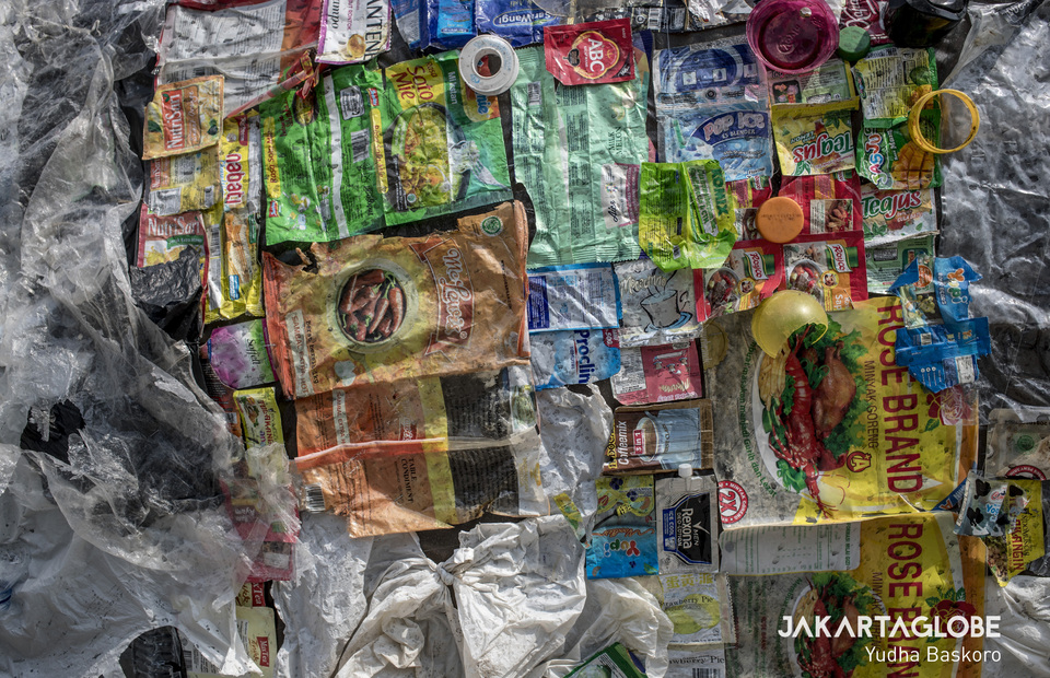 Toys made from non-degradable plastic at a stall in Jakarta. (JG Photo/Yudha Baskoro)