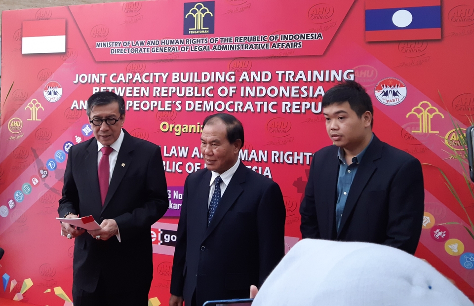 Justice Minister Yasonna Laoly, left, and his Laotian counterpart Saysi Santivong, center, speak to the press in Jakarta on Monday. (JG Photo/Diana Mariska)