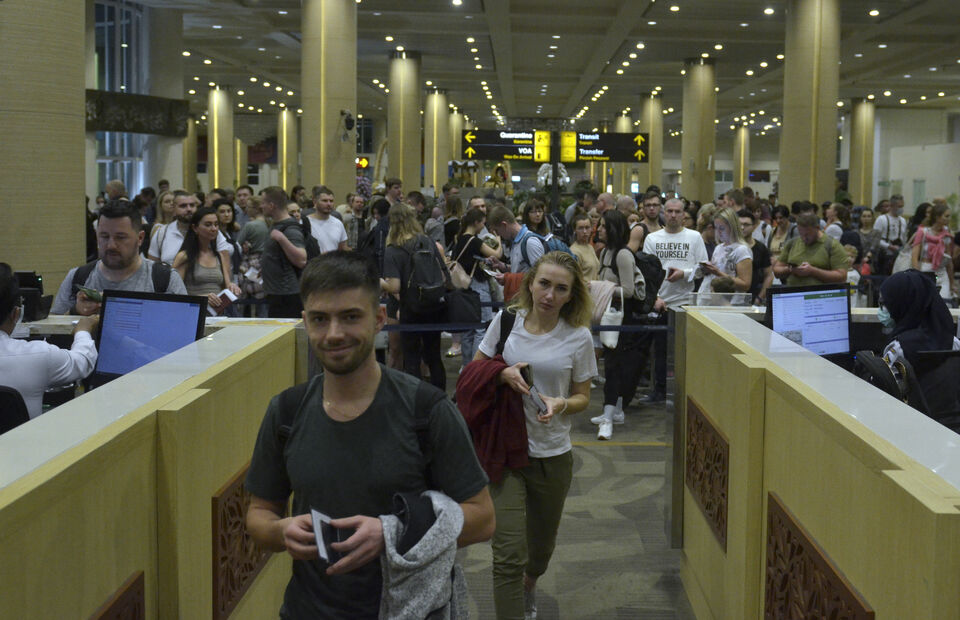 Foreign visitors arrive at I Gusti Ngurah Rai International Airport in Bali on Feb. 5. (Antara Photo/Fikri Yusuf)