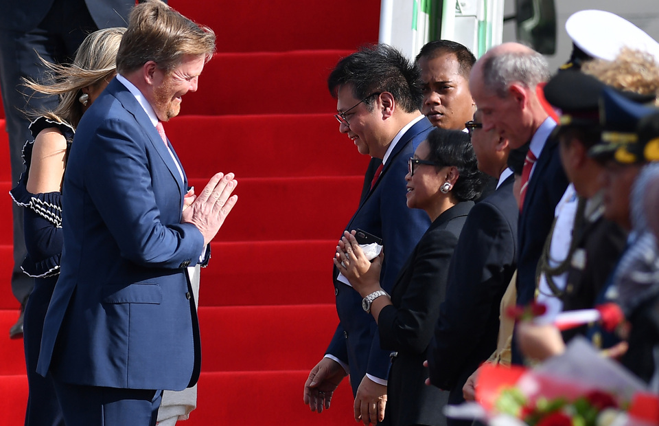 Coordinating Ministry for Economic Affairs Airlangga Hartanto and Foreign Minister Retno Marsudi welcome Dutch King Willem Alexander when he arrives at Halim Perdanakusuma Airport, East Jakarta on March 9, 2020. The King and Queen of the Netherlands paid a state visit to Indonesia to enhance bilateral cooperation in the economy and increase human resources. (Antara Photo/Sigid Kurniawan)