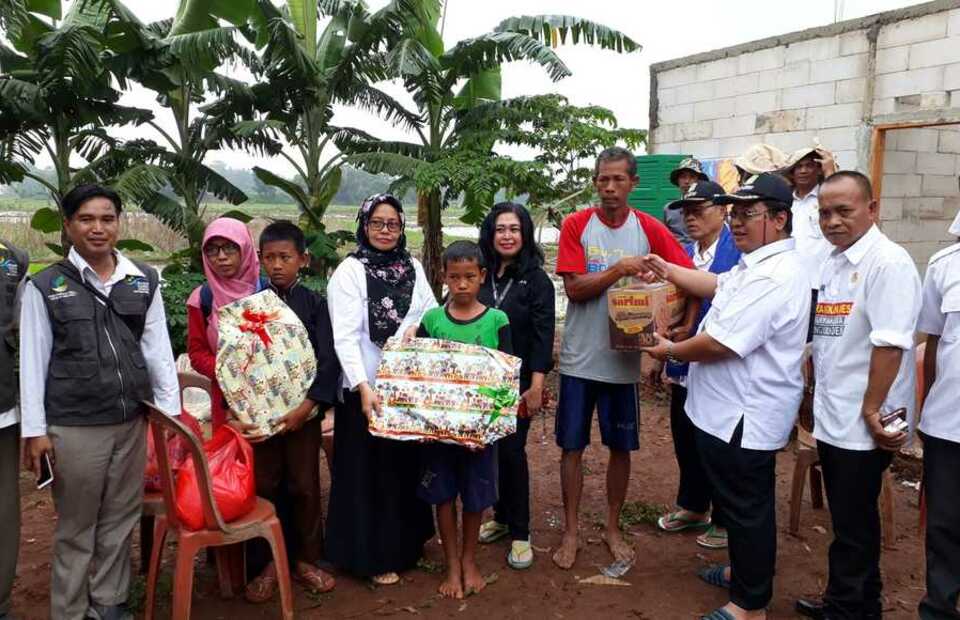 A family in Bekasi, West Java, receives a conditional cash transfer (PKH) from the Social Affairs Ministry on Friday. (BeritaSatu Photo/Mikael Niman)