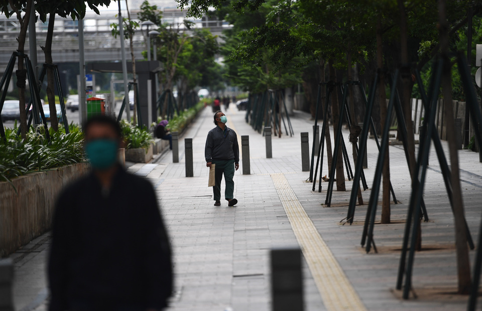 A nearly deserted sidewalk on Jalan Sudirman in Jakarta's central business district on Tuesday. (Antara Photo/Akbar Nugroho Gumay)