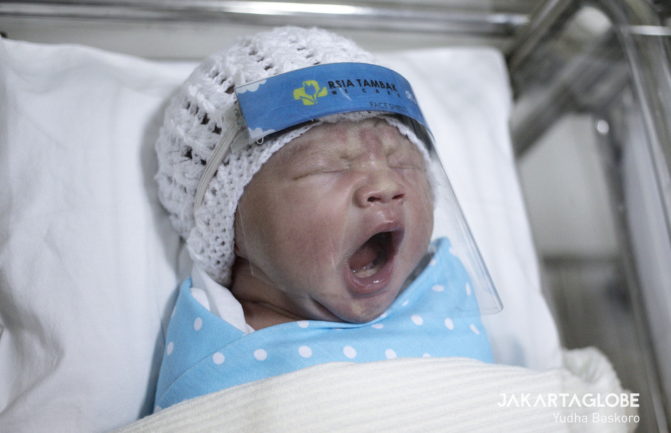 A newborn baby yawns at the maternity ward of a Jakarta hospital. (JG Photo/Yudha Baskoro)
