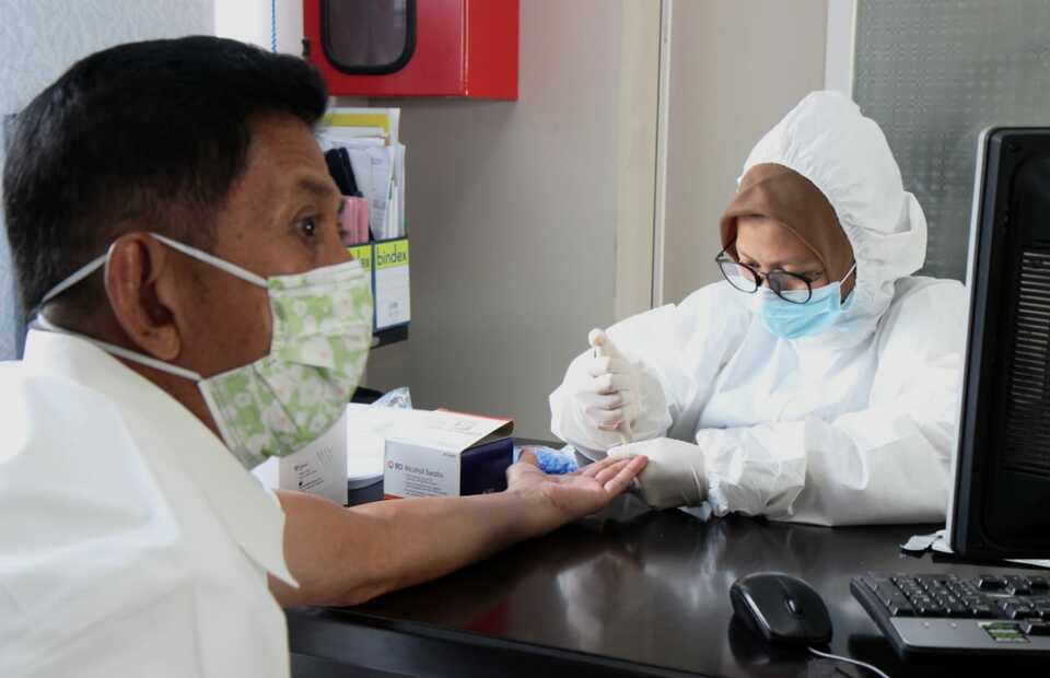 An employee of the Witness and Victim Protection Agency (LPSK) undergoes a rapid screening for Covid-19 at the agency's office in Jakarta on April 20. (Photo Courtesy of LPSK)