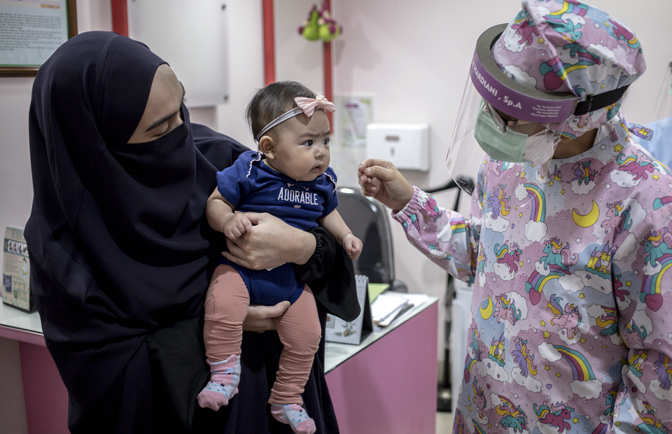 File photo: A pediatrician greets a child patient at a hospital in Menteng, Central Jakarta on June 23, 2020. (JG Photo/Yudha Baskoro)