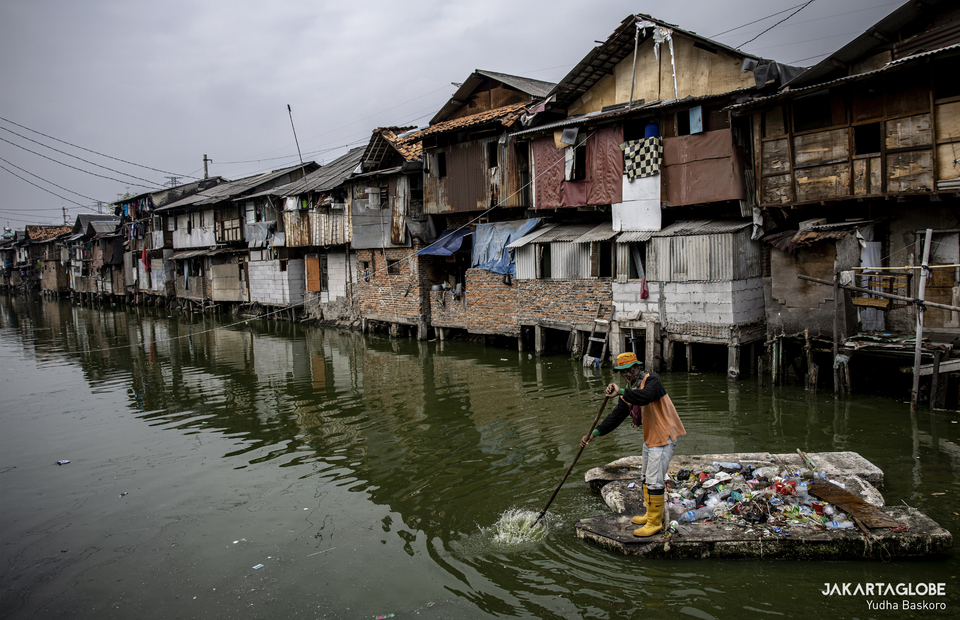 A worker collects trash on a river in Tanjung Selor, Central Jakarta, on August 24, 2020. (JG Photo/Yudha Baskoro)