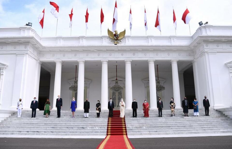 President Joko "Jokowi" Widodo along with the seven new foreign envoys in front of the State Palace in Jakarta on Feb. 4, 2021. (Photo Courtesy of @jokowi)