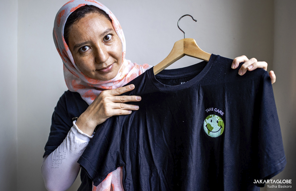Reihan Hussaini, a 28-year-old refugee from Afghanistan shows a t-shirt made from plastic waste at Liberty Society workshop in Serpong, South Tangerang on Feb, 3, 2021. (JG Photo/Yudha Baskoro)