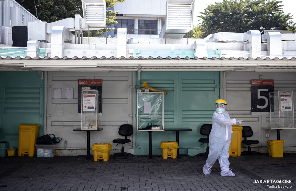 A medical worker wearing protective suit is seen at GSI Lab in Cilandak, South Jakarta on Feb. 23, 2021. (JG Photo/Yudha Baskoro)
