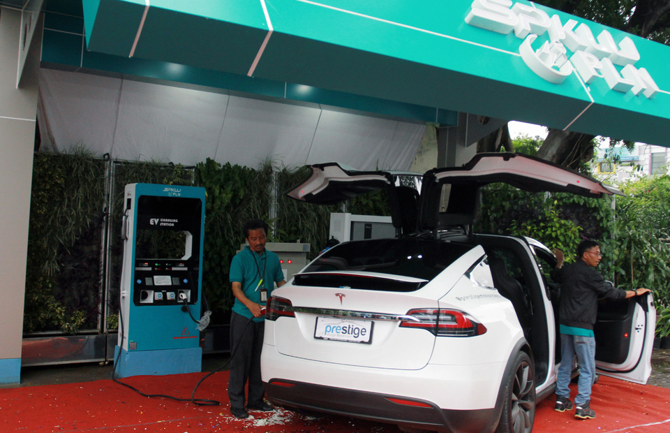 A state-run electricity company PLN employee recharges an electric car in Cikokol, Tangerang, January 7, 2020. (Antara Photo/Muhammad Iqbal)