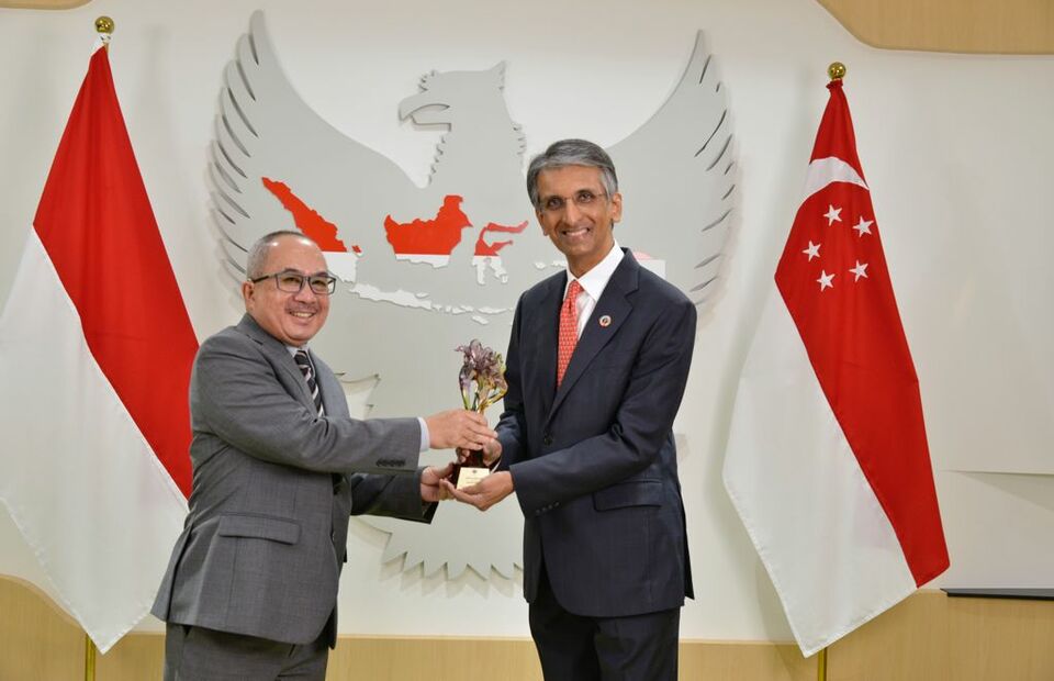 Indonesian ambassador to Singapore Suryopratomo hands over the Adinata Award to Temasek International executive director and chief executive officer Dilhan Pillay on August 26, 2021. (Photo Courtesy of the Foreign Affairs Ministry)