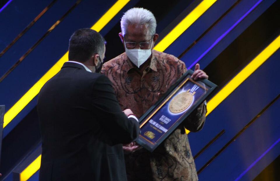 Rolling Hills Karawang wins the Best Compact Development Region Karawang & Surroundings award at the Golden Property Awards 2021 in Jakarta on October 21, 2021.