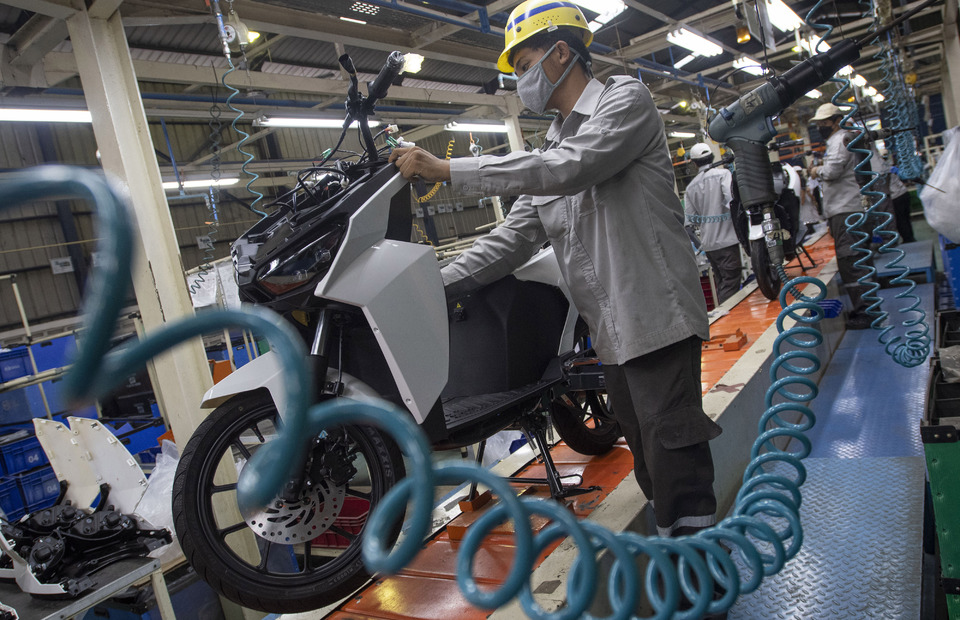Workers assemble electric motorcycles at Gesits Motorcycle assembly plant in Bogor, West Java, on October 27, 2021. (Antara photo)
