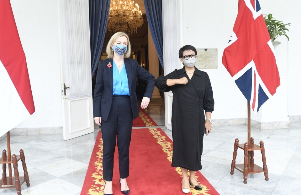 British Foreign Secretary Liz Truss and Foreign Affairs Minister Retno Marsudi in Jakarta on November 11, 2021. (Photo Courtesy of the Foreign Affairs Ministry)