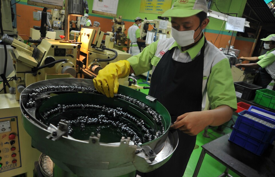 Men works at a manufacturing plant in Karawang, West java on Oct 25, 2021. (B1 Photo/Mohammad Defrizal)