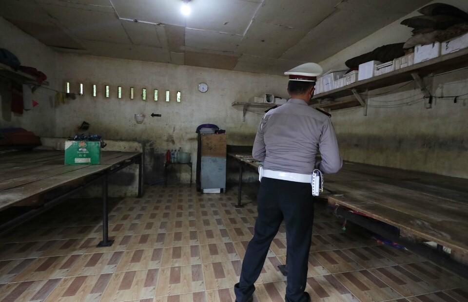 A policeman inspects an illegal prison cell found at the residence of Terbit Rencana Perangin Angin, the head of Langkat District in North Sumatra, on January 26, 2022. (Antara Photo)