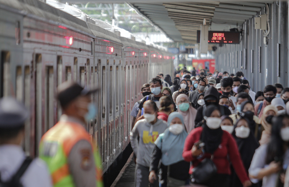 Hundreds of commuters arrive at Tangerang Railway Station in Tangerang, Banten, just at the outskirts of Jakarta on Jan 3, 2022. (Antara Photo/Fauzan)