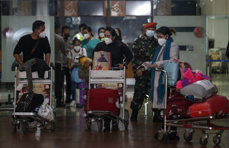 Indonesian citizens escaping war-torn Ukraine arrive at Soekarno-Hatta Airport in Tangerang, Banten, on March 3, 2022. (Antara Photo)