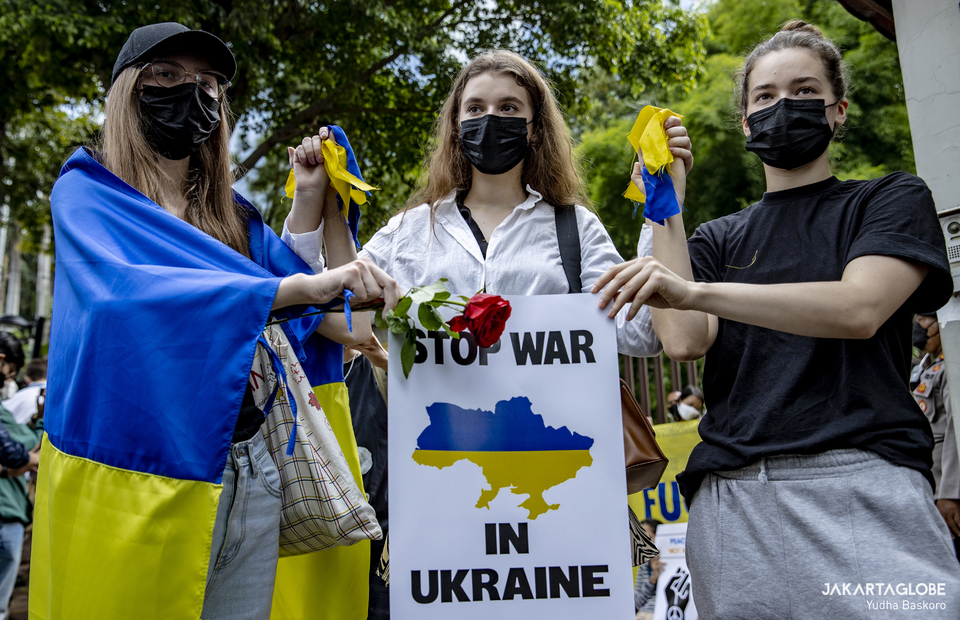Ukraine citizens in Jakarta join protest against Russian invasion of Ukraine in front of Embassy of the Russian Federation building in Central Jakarta on March 4, 2022. (JG Photo/Yudha Baskoro)