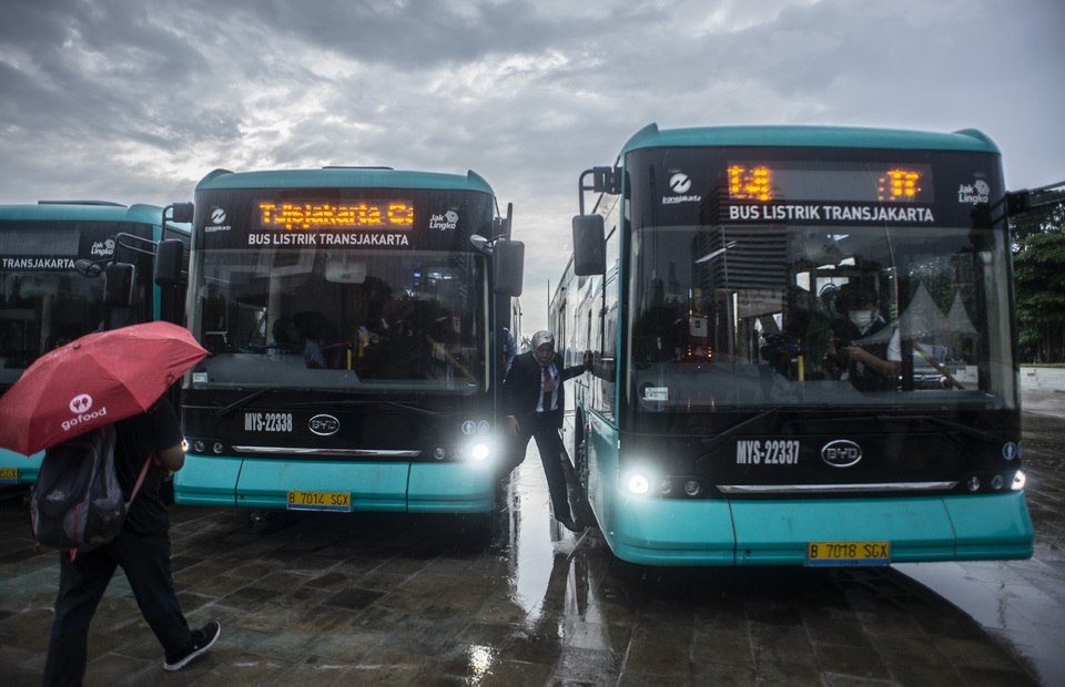 Electric buses are parked at the National Monument (Monas) Square in a ceremony marking their service with municipal land transport operator TransJakarta on March 8, 2022. (Antara Photo)