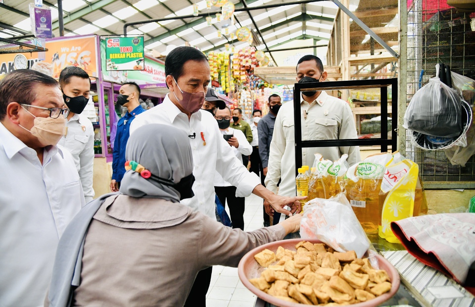 President Joko Widodo inspects the supply of basic commodities at a traditional market in the Central Java town of Magelang on March 30, 3033. (Antara Photo)