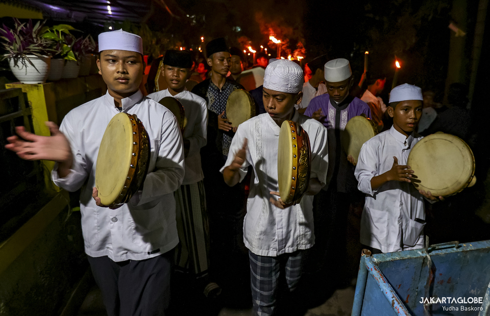 Children play rebana or riqq – the Arabic percussion instrument made of animal skin – during a parade to welcome the holy month of Ramadan in Cipedak, South Jakarta on March 31, 2022. (JG Photo/Yudha Baskoro)