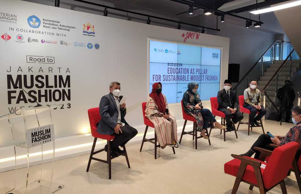 Asia Pacific Rayon holds a discussion at the Education as For Sustainable Modest Fashion at the Road to Jakarta Muslim Fashion Week event in Jakarta on March 6, 2022. (Photo Courtesy of APR)
