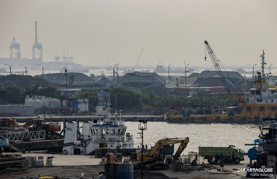 Coal unloading and loading activities are seen from Rusunawa Marunda, Cilincing, North Jakarta on April 25, 2022. (JG Photo/Yudha Baskoro)