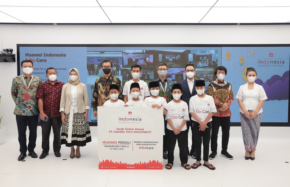 Huawei Indonesia announces donations to orphans across the country in Jakarta on April 16, 2022.
