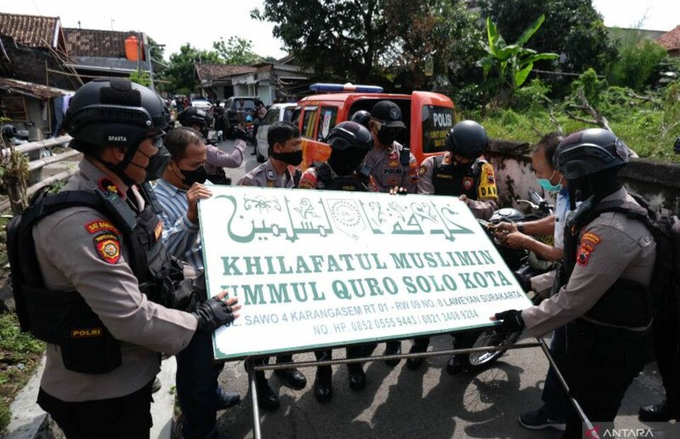 Police remove Khilafatul Muslimin sign in the Central Java town of Solo on June 9, 2022. (Antara Photo)