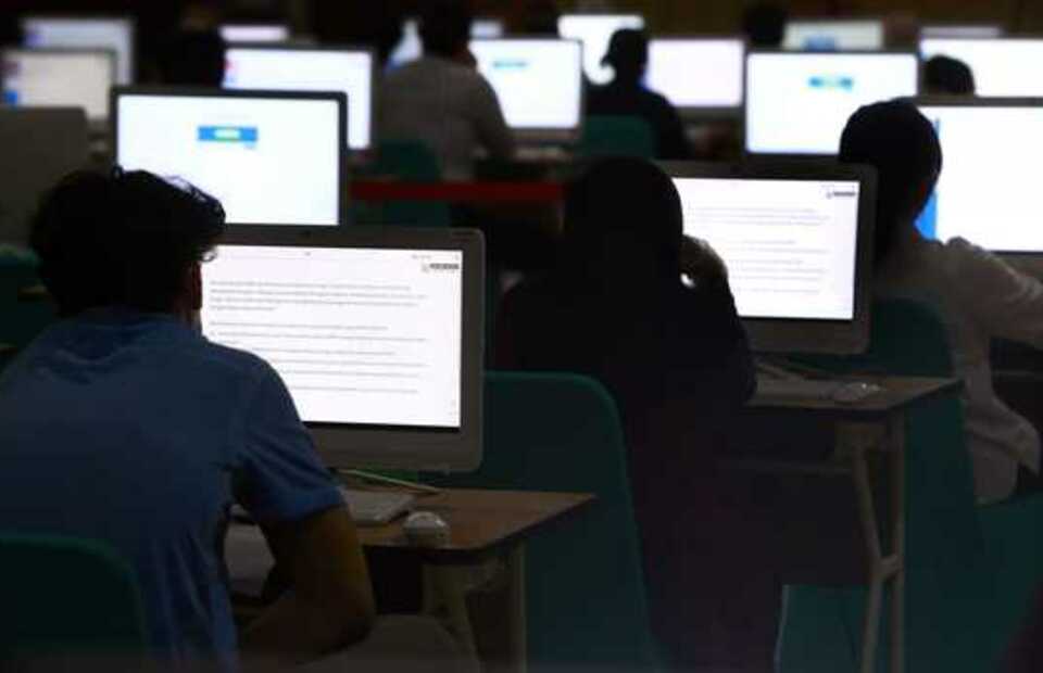 Participants of state university entrance exam work on their aptitude tests on computers in Jakarta on April 12, 2021. (Antara Photo)